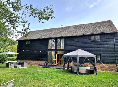 Dairy Cottage with hot tub & pizza oven