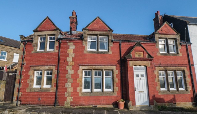 DALE VIEW, pet friendly, with open fire in Fylingthorpe