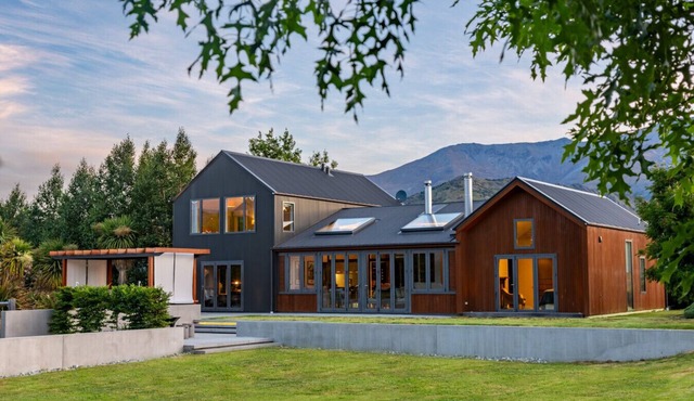 Dalefield Escape : Stylish 3-Bed Home with Hot Tub & Mountain Views