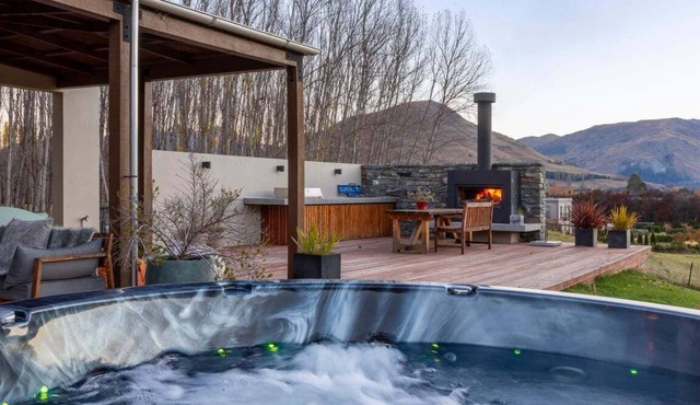 Dalefield Hideaway | Hot Tub & Mountain Views
