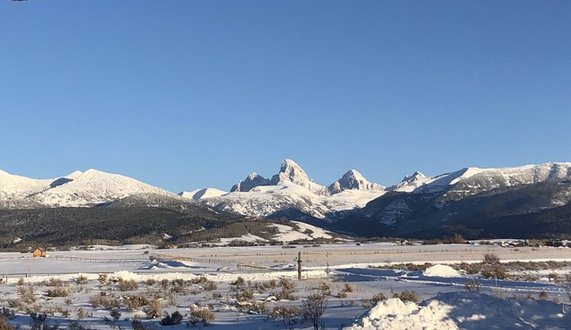 Dancing Bear Cabin-Sleeps 8-11! Fantastic views and location/Close to Targheenn