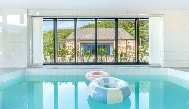 Danyang Dandelion Pool Villa