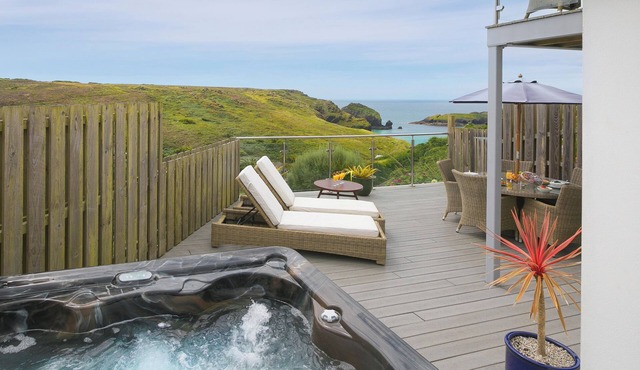 DAPHNE, pet friendly, country holiday cottage, with pool in Mullion