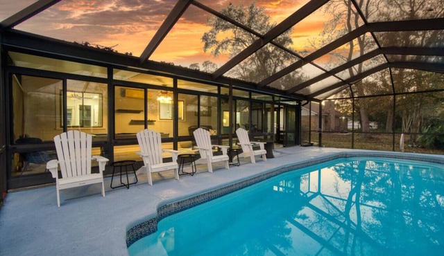~Dapper Duck Sleeps 12 Heated Pool & Billiards~