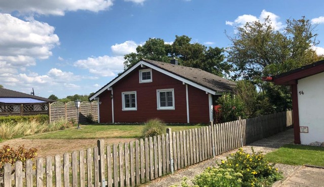 Das rote Haus hinterm Deich