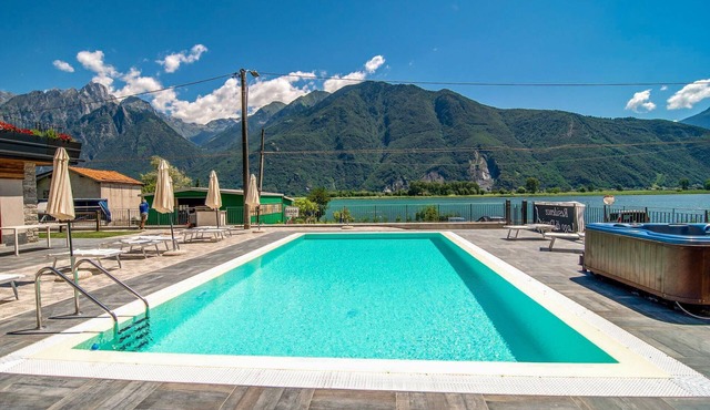 Dascio Dolce Balcony Holiday Apartment on the Lake with Pool