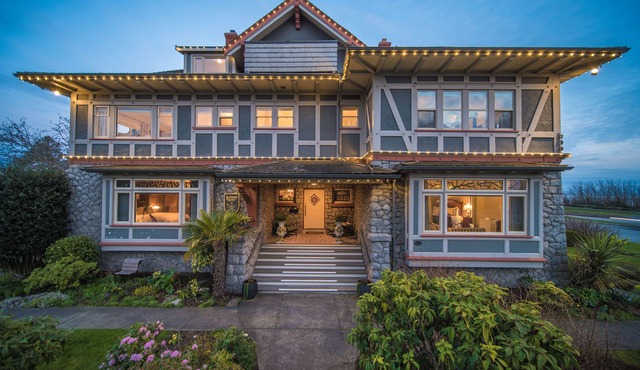 Dashwood Manor Seaside Bed & Breakfast