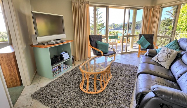 DAVINAS - Beach-front Holiday Apartment