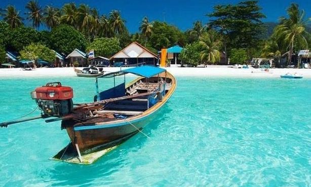DAYA Beach, Lipe local