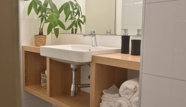 Days Bay Studio - Beach, bush and privacy