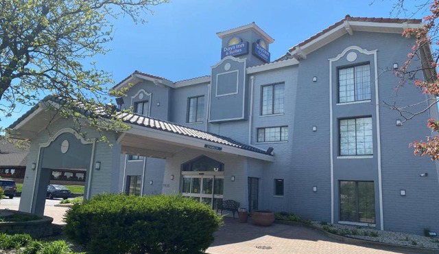 Days Inn & Suites by Wyndham Arlington Heights