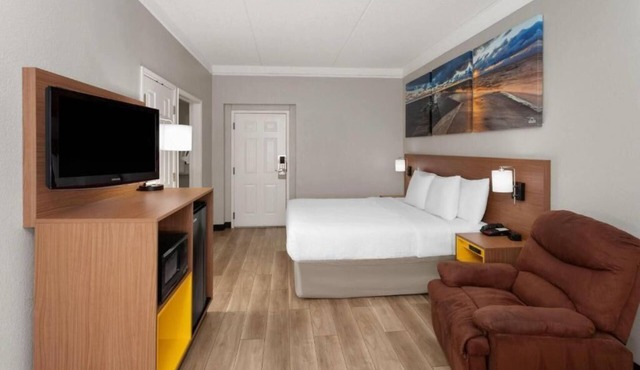 Days Inn & Suites by Wyndham Arlington Heights