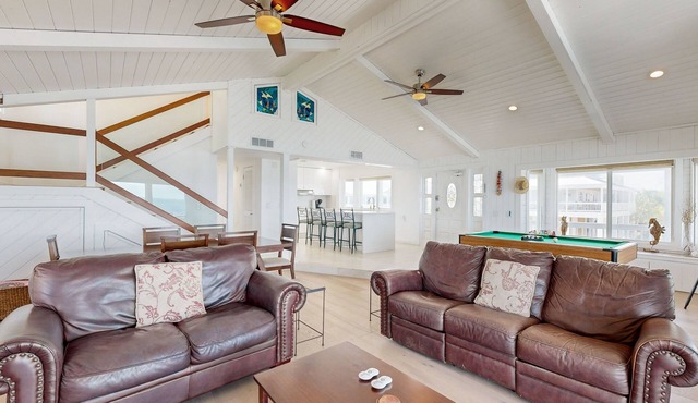 Dazzling Bayfront Home w/2 Boat Docks, Huge Deck, 1 Kayak, Pool Table -1 Dog OK