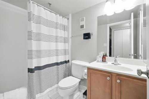 DC Launchpad Sleeps 8 |King Bed, Balcony & Parking