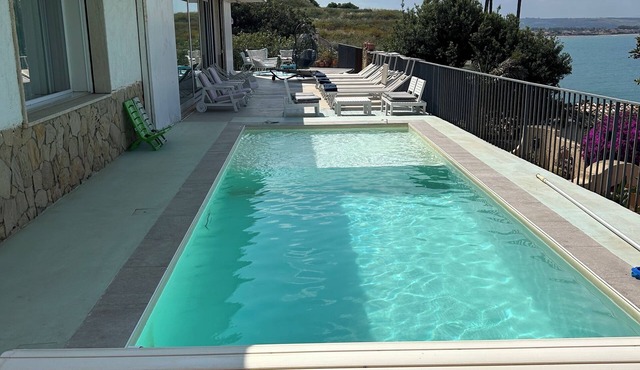 Detached villa, with pool, 8 min drive from the beach