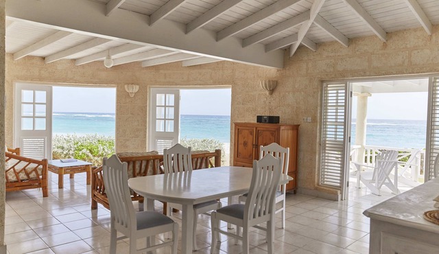 De Luxe 1 bedroom villa on the beach