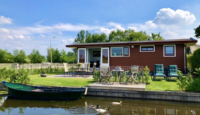 De Roodborst, in the middle of nature, with rowing boat, and near Amsterdam