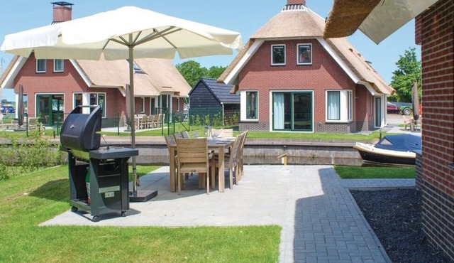 De Singelier is an 8 person wellness water villa