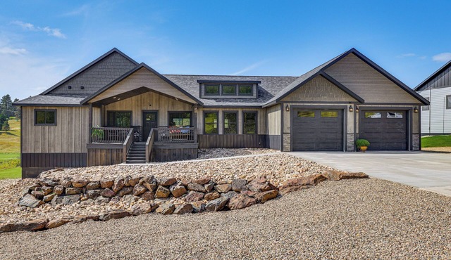 Deck & Game Room: Group Golf Retreat in Sturgis