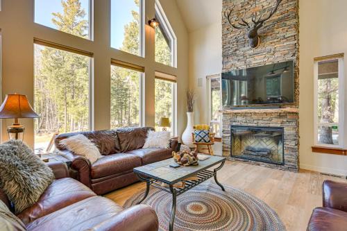 Deck, Hot Tub & Fire Pit: Mtn-View Packwood Cabin