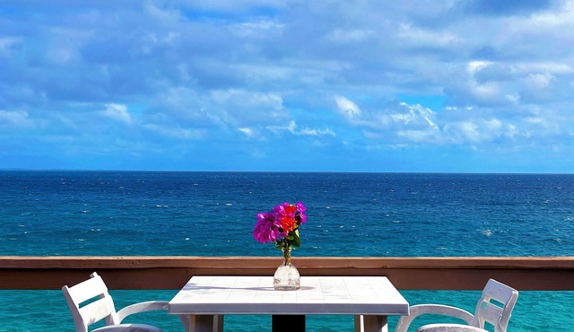 Deck Overhangs Ocean, Walk to Beaches/Bars/Restaurants, WiFi, On-site Parking