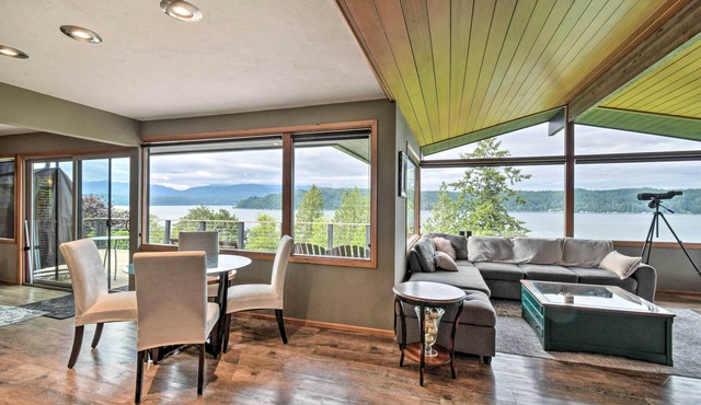 Deck & Sweeping Views: Family Union Home