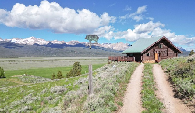 Decker Peak Log Home - Panoramic Sawtooth Mountain Views!