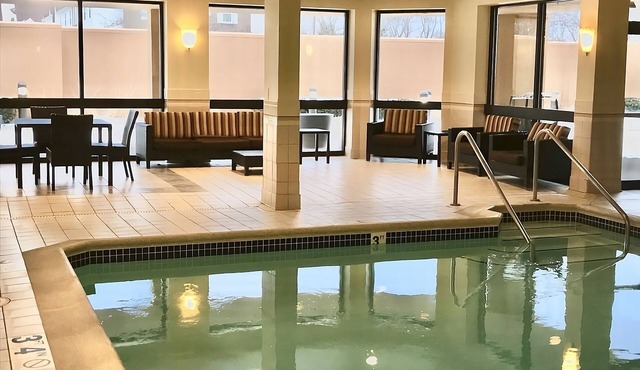 Decompress in Mable Avenue Park! 2 Relaxing Units, Indoor Pool, FREE Parking!