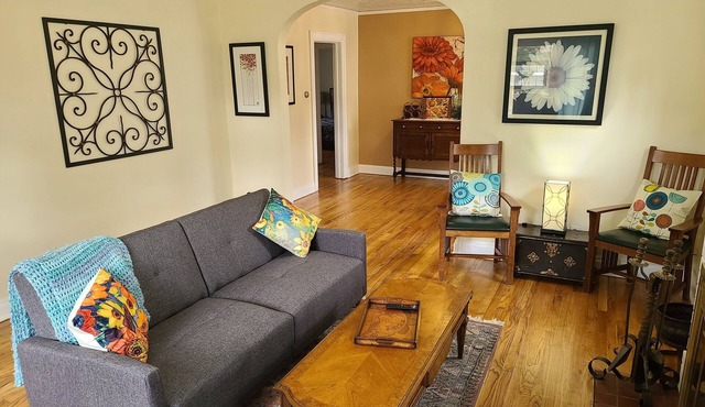 Dee's Cottage, Central, Entire Home, Pet Friendly.