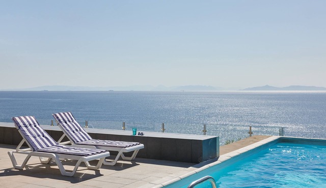 Deep Blue Escape – Heated Private Pool, Sea View & Walk to the Beach