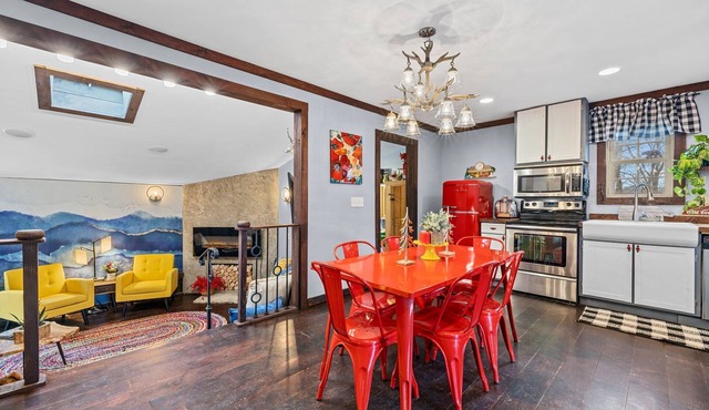 Deer Bluff Cottage-Retro theme, Hot Tub, Firepit, Arcade, Log Playhouse, Nursery