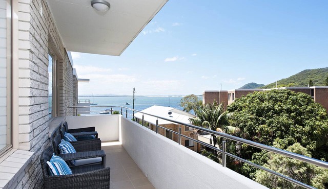 Del Rae, 18/25 Shoal Bay Rd - Air-conditioned, renovated 2-bedroom unit opposite Shoal Bay Beach