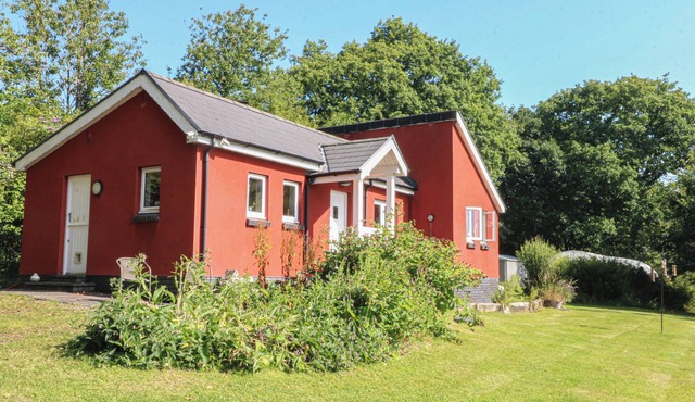 DELFRYN, LLANDEILO, pet friendly, with open fire in Llandeilo