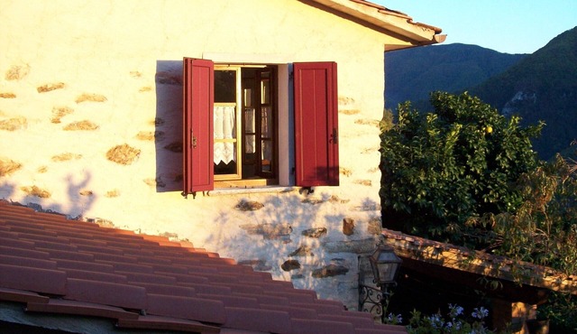 DELICIOUS RUSTIC WITH PRIVATE GARDEN AND TERRACE A FEW KM. FROM THE SEA.