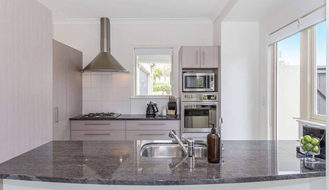 Delightful 1 BR apartment. King Bed + Ensuite.