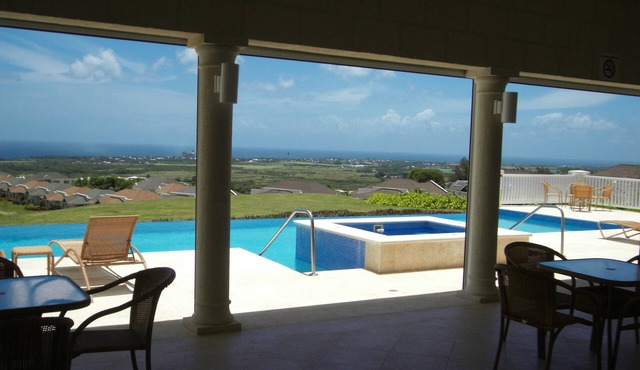 Delightful 2 Bed apt, sea & pool views to front & rear