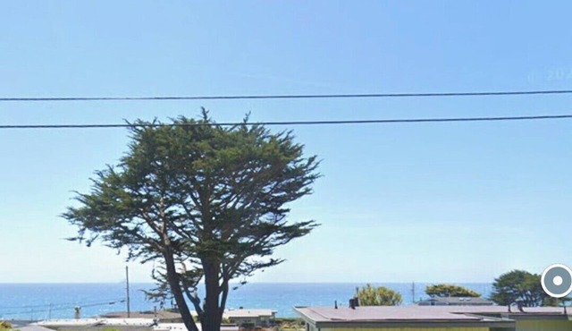 Delightful 2-bedroom occuan view cottage , 5 minutes walk to the beach