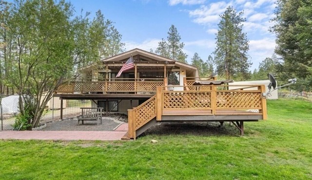 Delightful 3-bedroom lake house with a cabin feel sleeps 6.