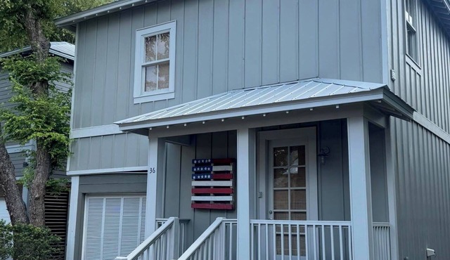 Delightful 3-bedroom cottage with screened in porch and dock in Orange Beach.