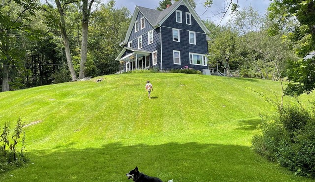 Delightful 5-bedroom house with WiFi, WBFP, acres of woods and fields in Roscoe