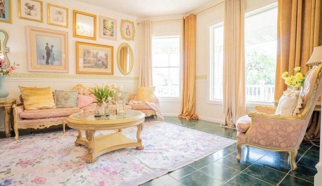 Delightful, 6-bedroom-King beds house in charming Naperville-Aurora, 5 TV’s-WiFi