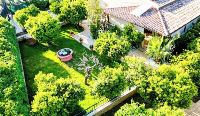 Delightful and refined villa nestled in a green oasis in the city