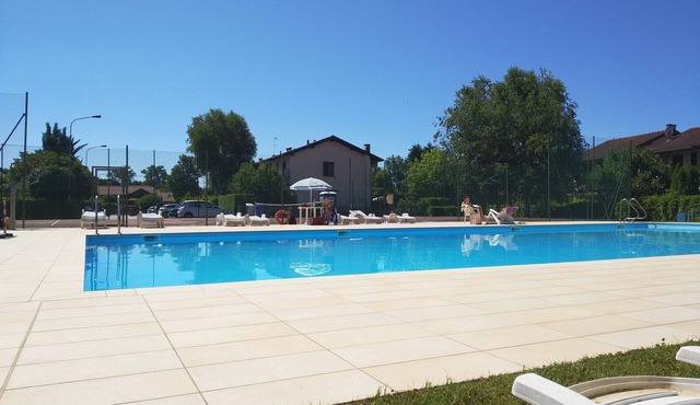 Delightful apartment with pool just steps from the lake