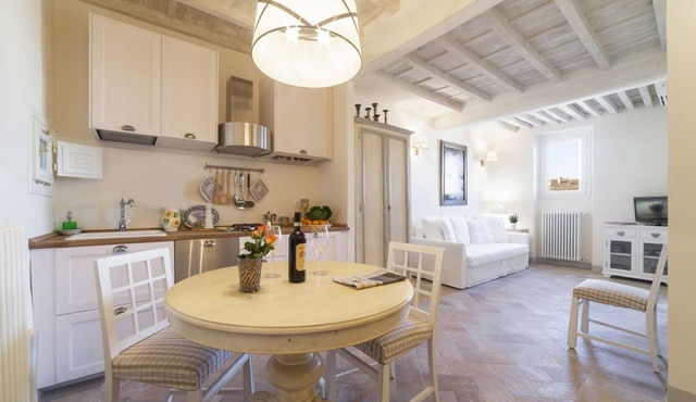 Delightful apartment on the roofs of Florence perfect for 4 people.