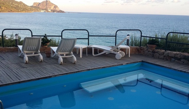 Delightful apartment with direct access to the sea