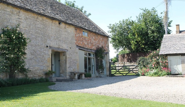 Delightful, barn cottage in peaceful rural village. Walks, pubs, scenery. Relax!