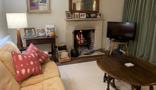 Delightful Cotswold cottage with open fireplace and Rayburn