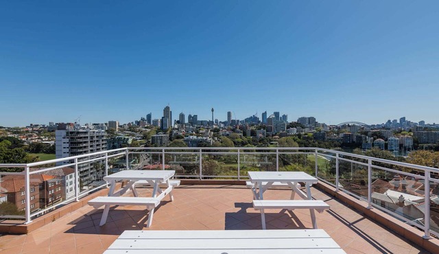 Delightful Darling Point Studio w Stunning Rooftop