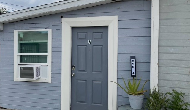 Delightful hidden gem Attached back. House apartment in San Bernardino