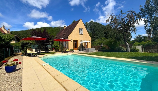 Delightful house with private pool and garden in the pretty village of Daglan